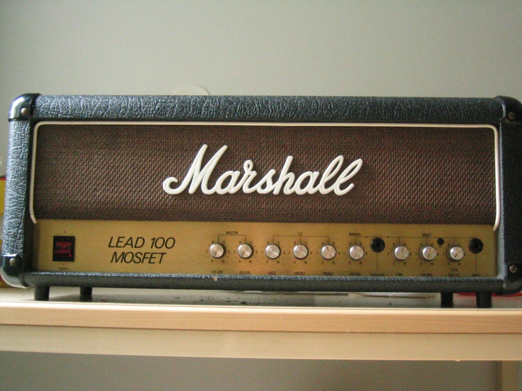 Marshall 3210 (Lead 100 Mosfet) -transistorinuppi. Hyv� clean, hitusen k�yh� s�r�. Palveli minua kev��st� jouluun 2008.