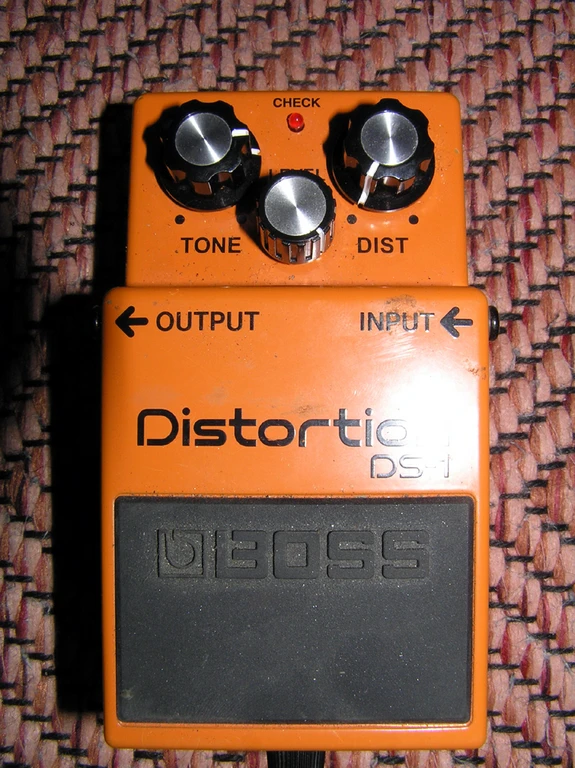 Boss DS-1 Distortion. Ostin pedaalin kev��ll� 2006. Aina kun tulee tarvetta Nirvana-soundille, niin t�m� pit�� kaivaa esiin.